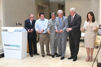 Dental Associates Downtown Milwaukee held a floss-cutting ceremony to celebrate the grand opening