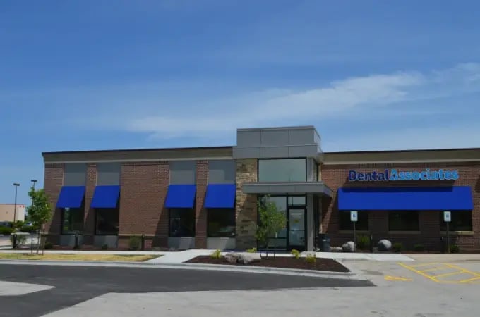 dental-associates-clinic-building-exterior (1)
