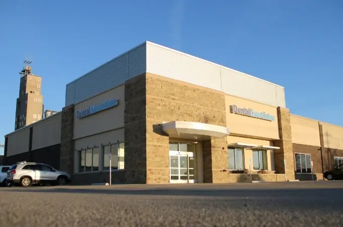 dental-associates-clinic-building-exterior (2)