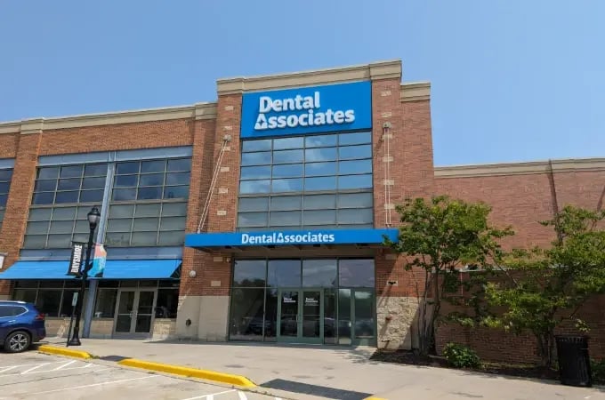 dental-associates-clinic-storefront