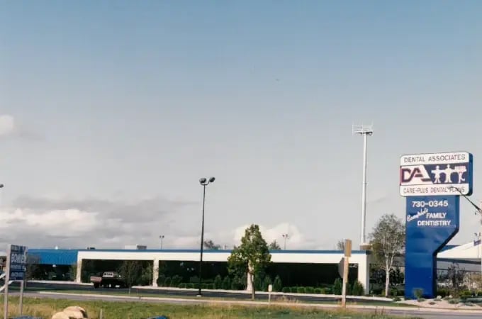 dental-associates-family-dentistry-building-and-sign