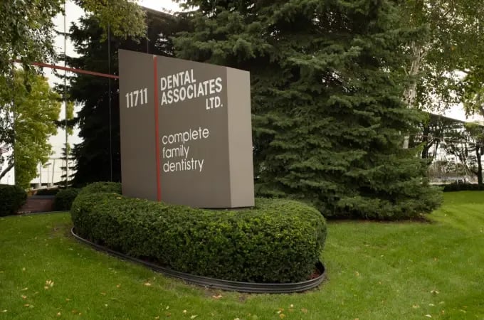 dental-associates-family-dentistry-sign