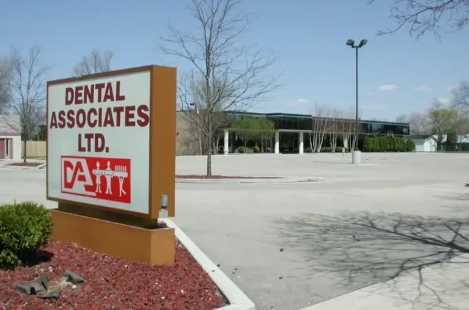 dental-associates-ltd-building-exterior-sign