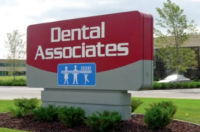 dental-associates-outdoor-sign