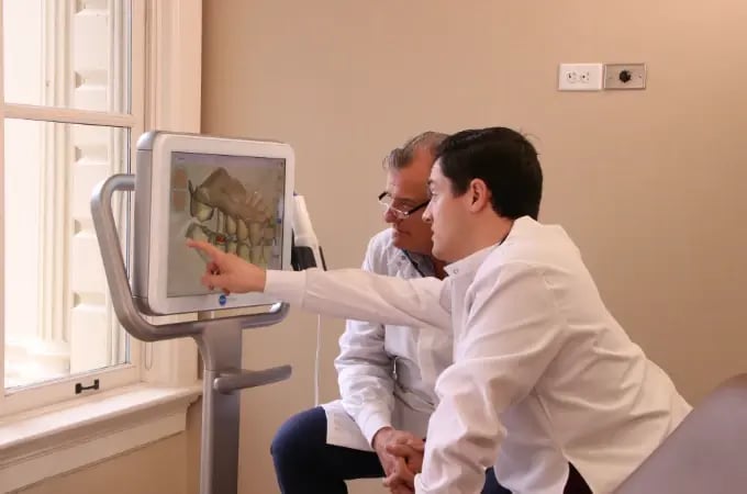 dentists-reviewing-itero-digital-scan